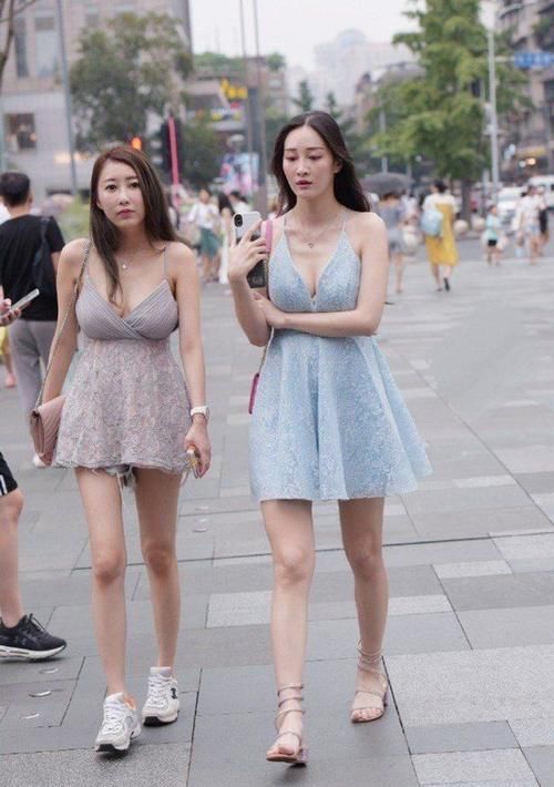 高跟鞋|街头美女穿连衣裙搭配浅色高跟鞋，美丽动人，活泼可爱