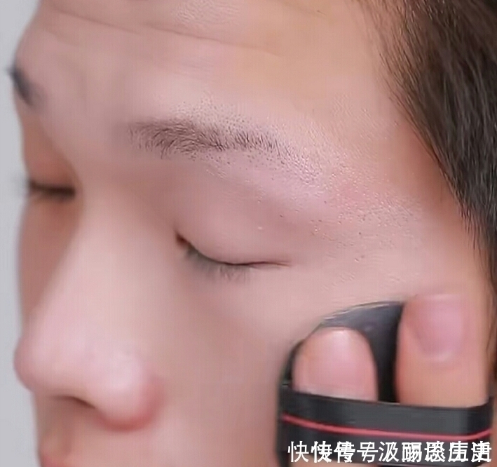 皮肤|素颜大哥仿妆红皇后,开始:皮肤还挺不错,看到最后:是吃多了吗?