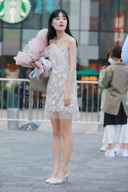  牛仔|街拍：露腰的背心搭配牛仔热裤，展现出美女性感的身姿