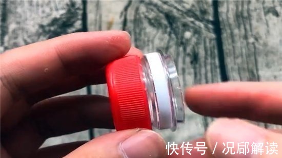 垃圾桶一定要放一个塑料瓶，解决了家里的一大困扰，太实用了