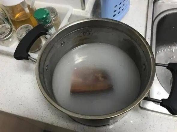  蒸腊肉，直接切片蒸就错了，这2步不能少，腊肉又香又嫩，还不咸