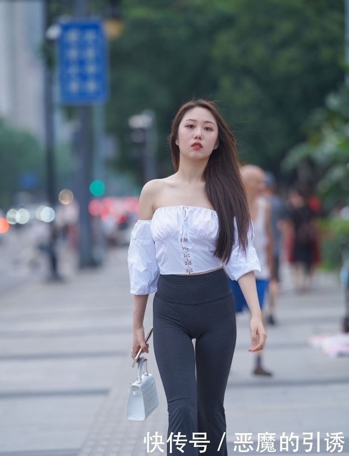 清凉抹胸搭配紧身喇叭裤,遮肉显瘦“秀长腿”,既成熟又清纯