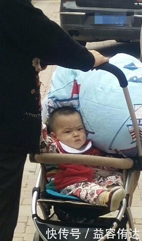 婴儿车|奶奶带孙子出门散步,路人拍下的照片让网友笑翻,宝宝:我太难了
