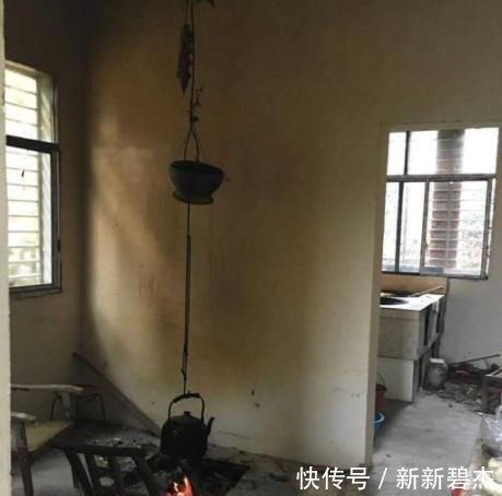 笑疯|农村爷爷独特别墅,真是“表里不一”,外面高大上,里面估计笑疯