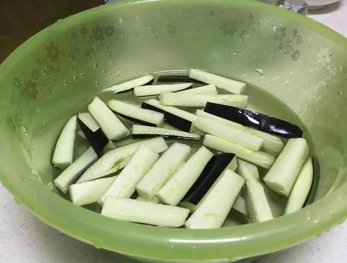 炒茄子时，只泡水是不行的，多加“这一步”，口感好还不油腻
