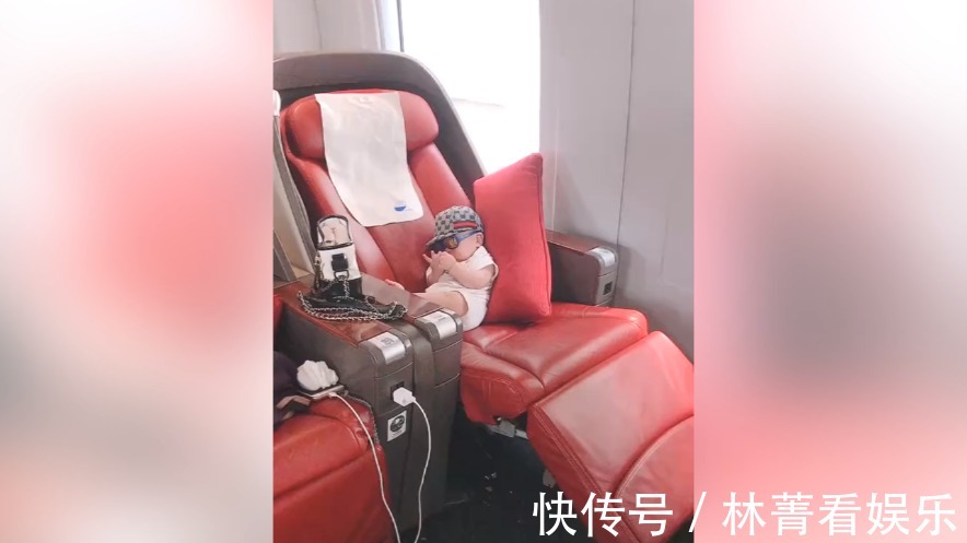 可爱|坐高铁偶遇一个超酷的萌娃,样子太可爱了,就是高铁上最亮的仔