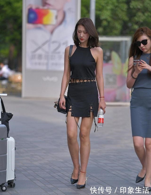 美女 红唇美女身穿黑色连衣裙展现出的是端庄优雅的美！