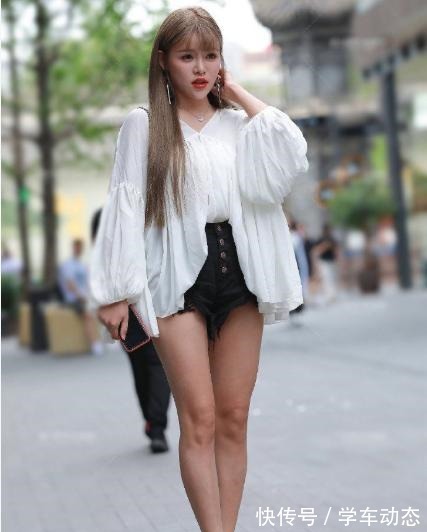 高跟鞋 白色斗篷衣搭配高腰热裤,时尚精致,可爱减龄!