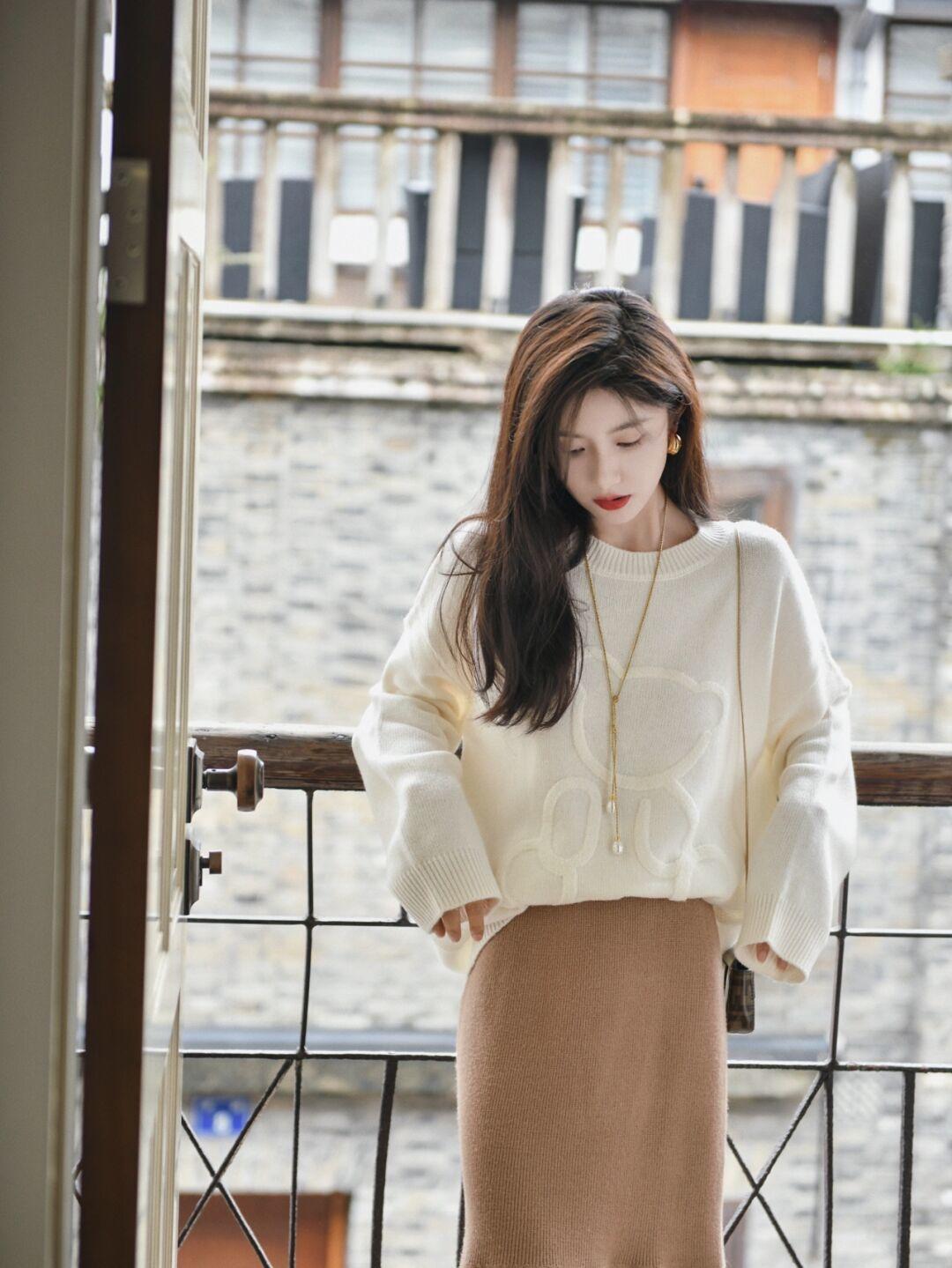 美眉|女人在冬季“买精不买多”,利用毛衣+半身裙来打造女性优雅气质