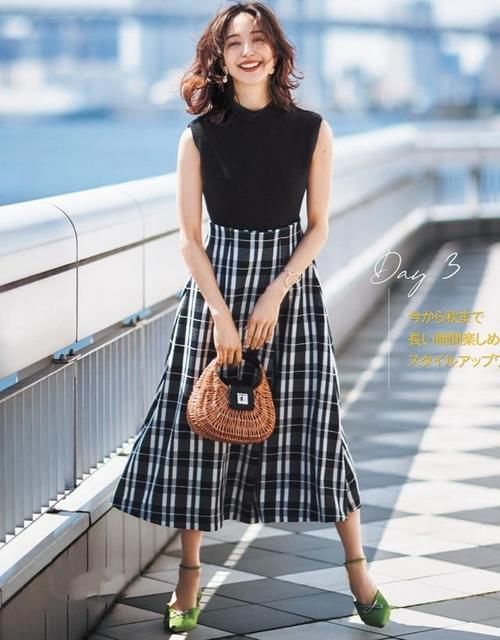 纯色|建议四五十岁的女人，入秋后多穿这条“裙子”，优雅减龄显气质