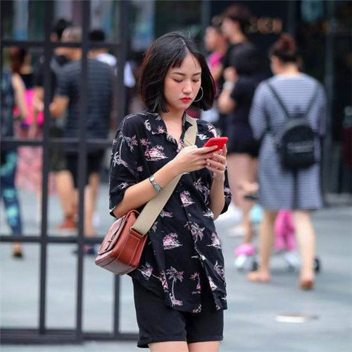 美女|街拍长发披肩的美女,身穿深色短裙,端庄秀美