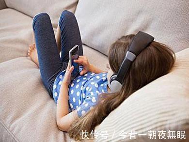 学习成绩|经常玩手机的孩子,和不常玩手机的孩子,5年后这3点差距很明显