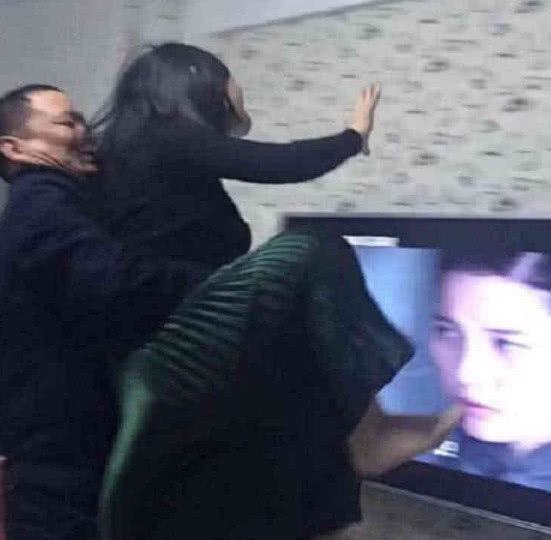 女儿|父亲和22岁女儿玩举高高,父亲“老不正经”女儿“不知廉耻”