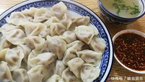 煮饺子，最忌水开直接下锅煮，牢记4点，饺子劲道好吃不破皮