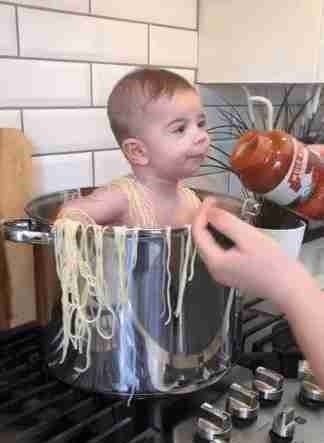 妈妈将6个月孩子放进锅里,用意面和酱料拌了,被斥:不负责任