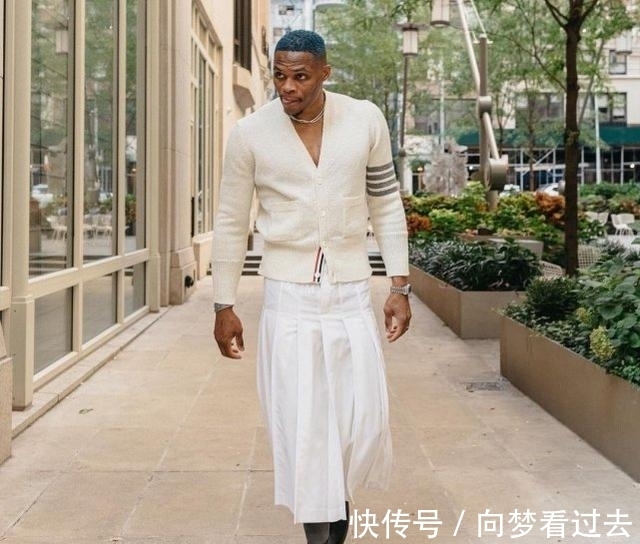 街拍|看不懂威少这身打扮!蓝头发+长裙,就是时尚?我觉得乌布雷更潮