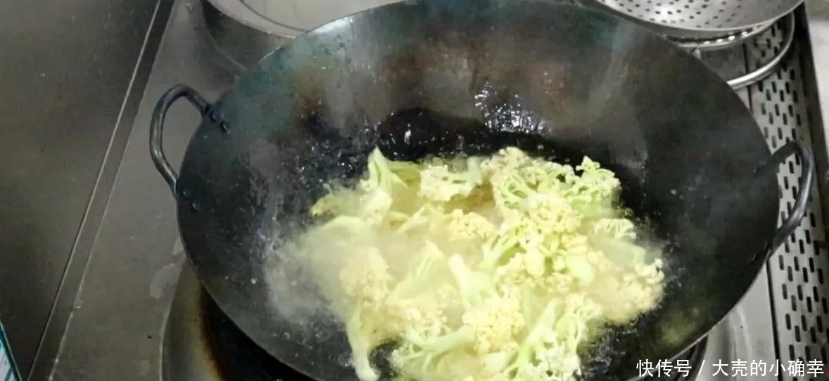 炒花菜有人焯水,有人直接下锅炒,都做错了,看饭店大厨怎么做的