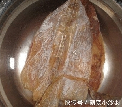 干鱿鱼只会用水泡就错了，老渔民教你一招，干货立马变海鲜！
