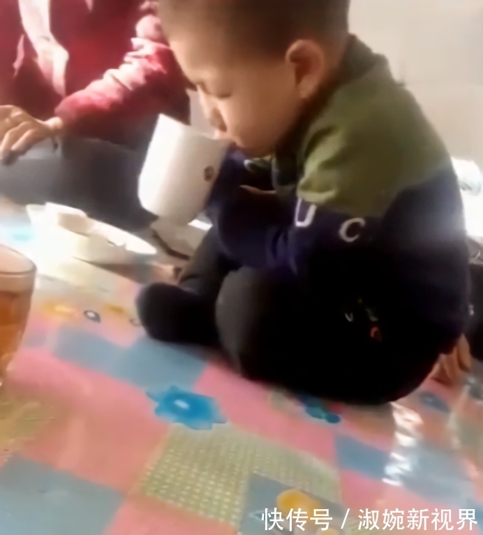 爸妈|有一种孩子叫“爷爷带大的孩子”,爸妈回家看到笑得乐开了花