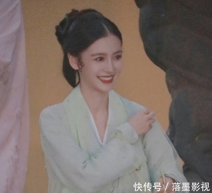 baby新造型出炉,穿古装扮“青蛇”好养眼,休息时的生图美上热搜