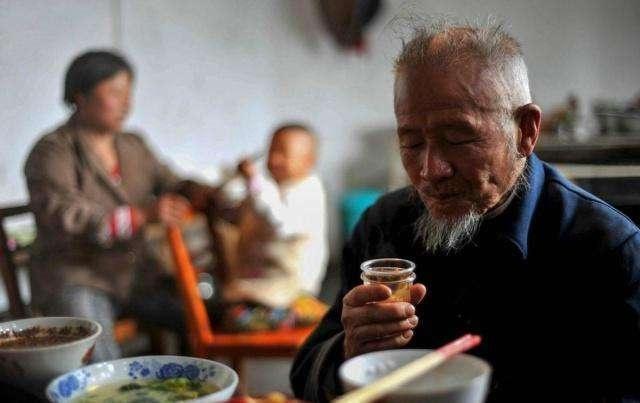 长寿老人|113岁老人烟酒不离手,他说长寿也不难,日常别碰一件事即可