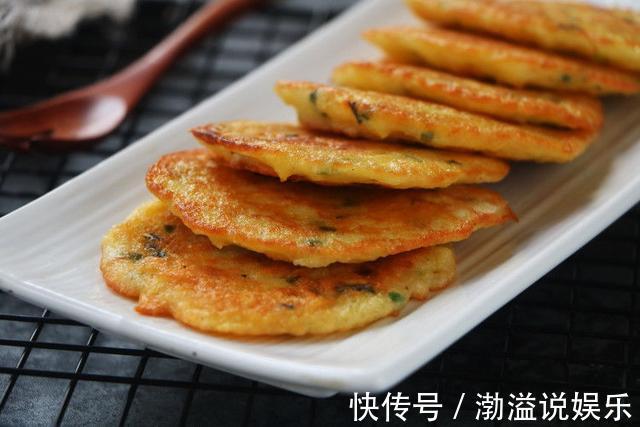 外酥里嫩的早餐饼，2个土豆3个蛋煎一煎，一上桌就被孩子扫光
