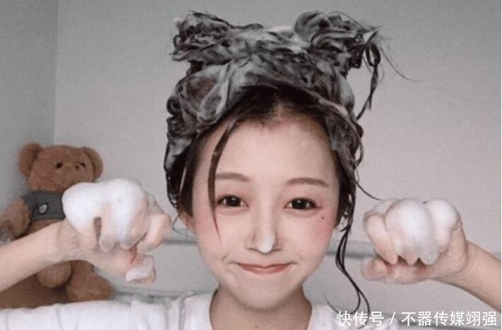 头发|头发一打湿就抹洗发水,怪不得出油快还脱发,教你如何正确洗头