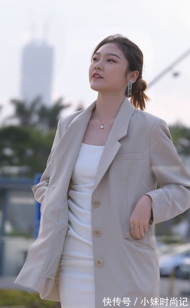 蕾丝|街拍：黑色针织裙给人感觉更显高级，干练利落穿搭风格，时尚又优雅知性