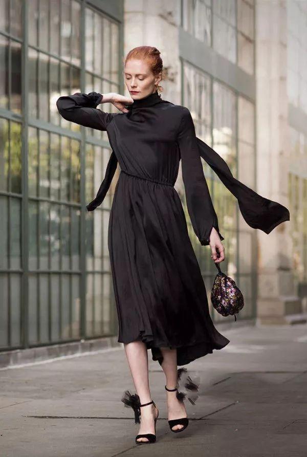 32岁大龄剩女也能嫁赌王!黑裙配皮草风光