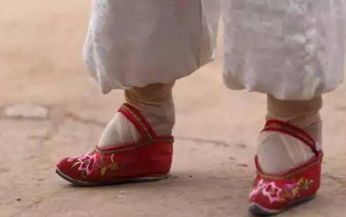 嫁给|民国时的“小脚女人”,15岁嫁给大户,脚从不洗仅丈夫见过