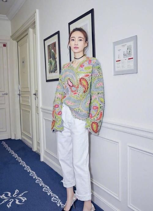 减龄|彩色镂空毛衣，搭配白色长裤洋气时髦，太美了！