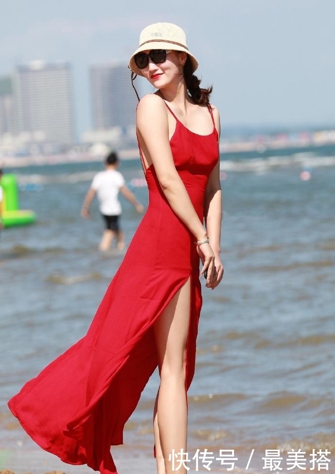 街拍:这几款口碑丝绸吊带裙,如丝般顺滑,带给你不一样视觉盛宴