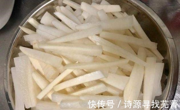 教你一种腌萝卜条的做法,腌2个小时就能吃,酸甜微辣,口感脆爽!