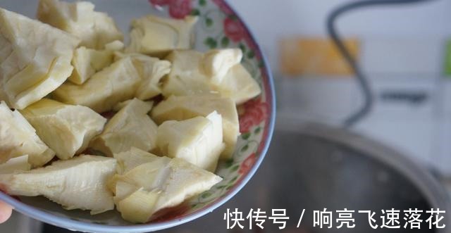 上手|笋和腊鸭搭配在一起，鲜香开胃还下饭，做法简单易上手，太美味了！