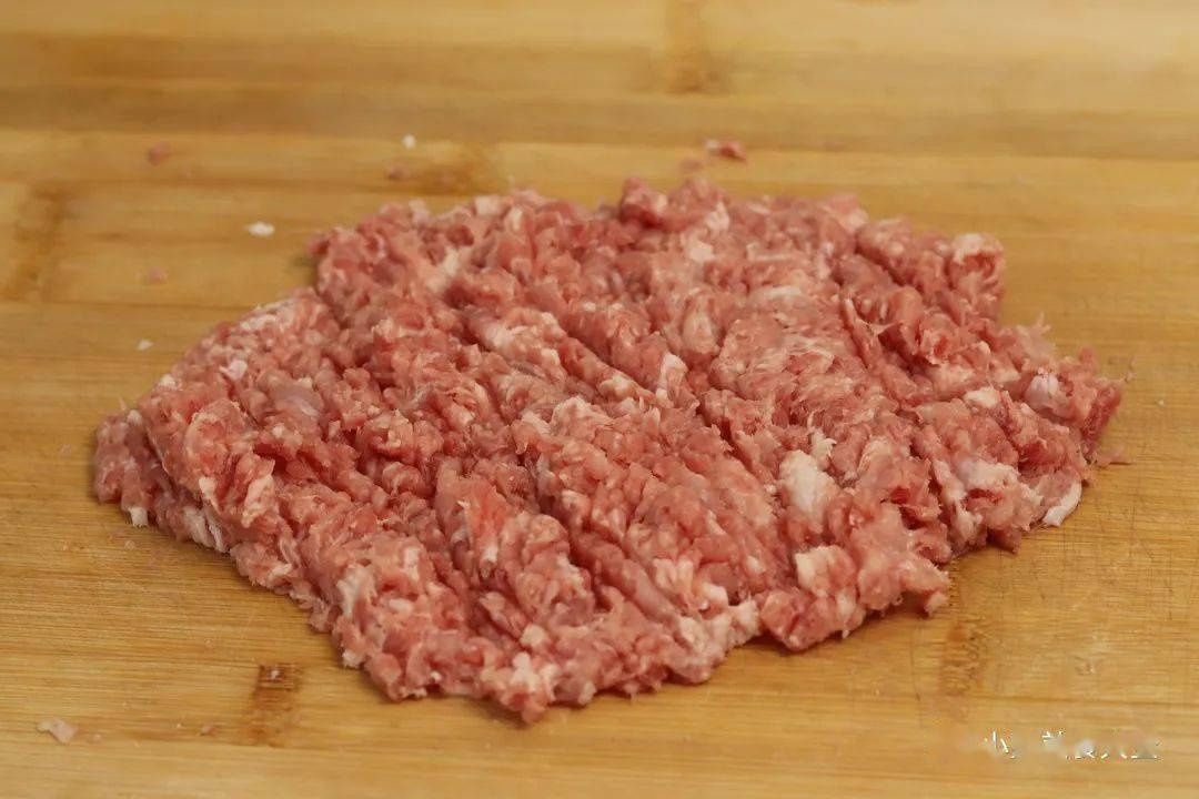 炸肉丸子，牢记“加2水，放3样”，丸子外酥里软，放凉也不硬
