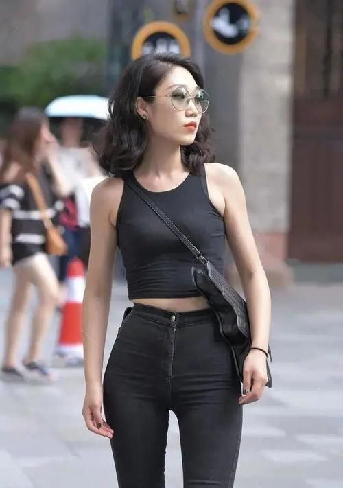 下半身|时尚短裤搭配红色上衣，舒适方便，穿上去性感好看