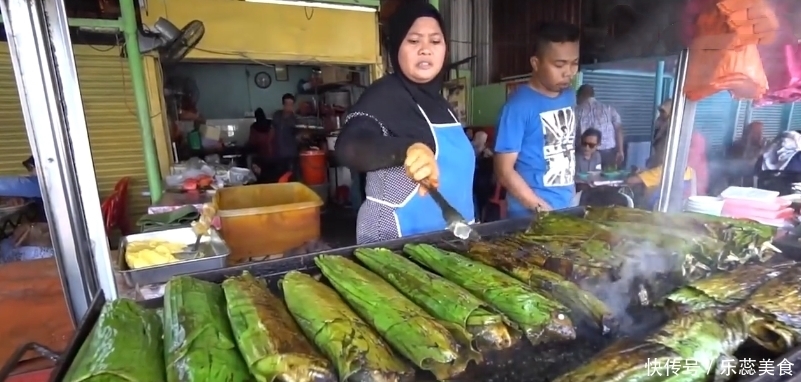 抢断|大婶巷口卖“祖传”小吃,12元一条抢断货,顾客:每天能吃5条!