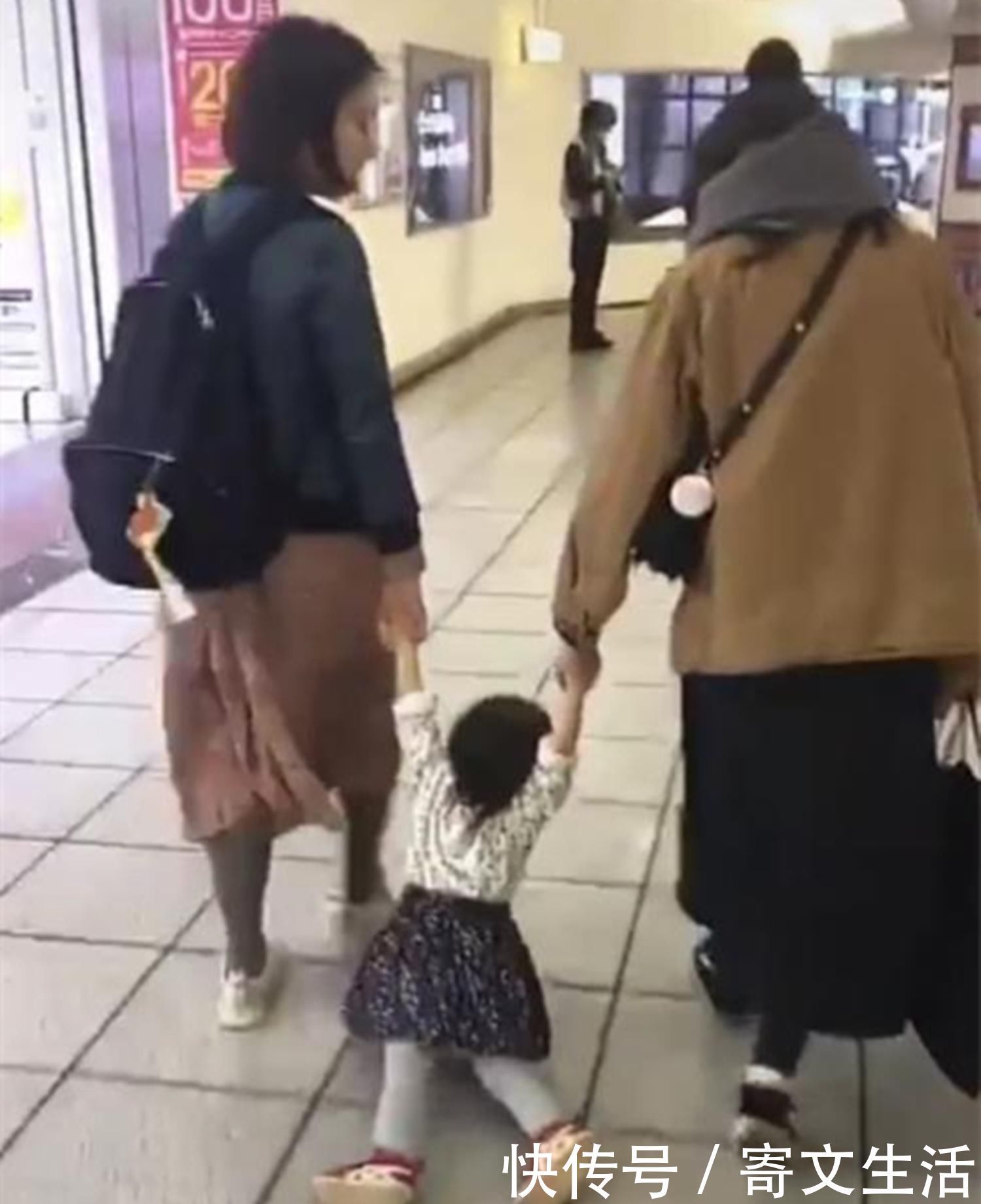 宝妈|宝宝不想自己走路,这位日本妈妈的做法,值得很多家长学习