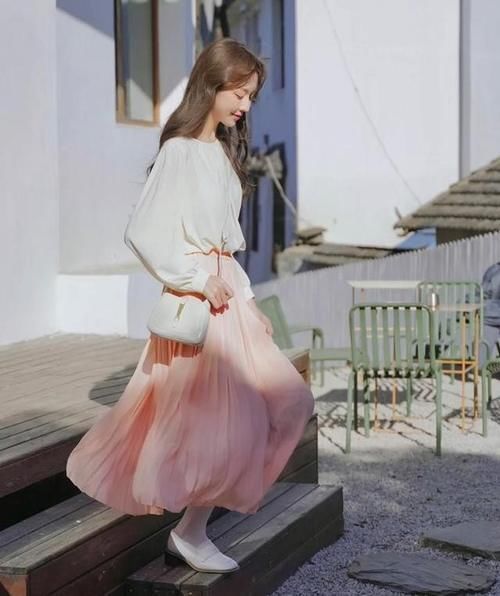 低估|别“低估”了百褶裙，学会这几个搭配技巧，轻松穿出优雅与气质