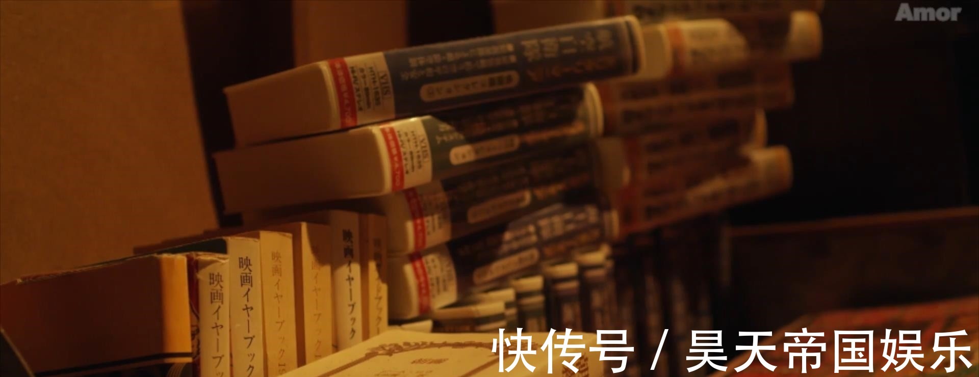 特利迦奥特曼|特利迦奥特曼:精英胜利队的梅特龙星人很可疑,他在看伏井的书