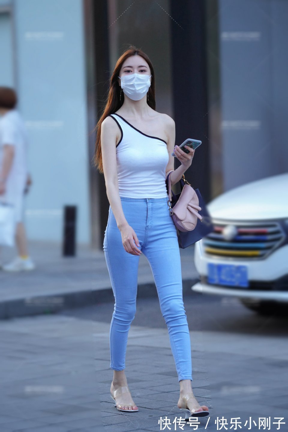 牛仔衣 吊带背心干净利落，搭配简单的牛仔裤，展现出时尚优雅的气质