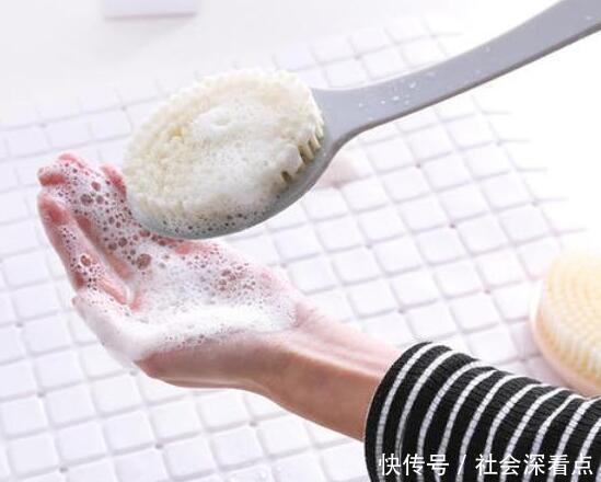 后背经常长黄色“小米粒”一抠一个坑,一个小妙招,荡平后背痘痘