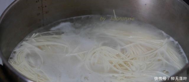 换个方法吃面条,比焖面简单比捞面好吃,20分钟做好端上桌!