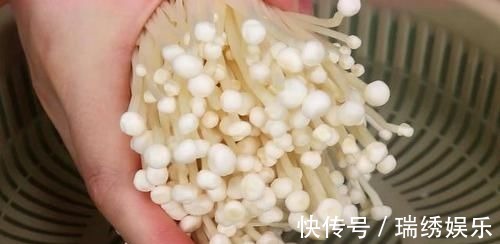 1把金针菇,2个西红柿,锅里一扔,老保姆拿手绝活,全家抢着吃