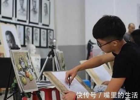 画纸&美术生想吃“辣条”,画室不让吃可咋办?那就只好画出来解解馋