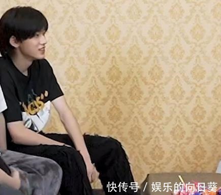 宋亚轩录节目致敬李飞短裤配拖鞋画风很搞笑,李飞看了直说真秀