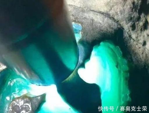 老板娘豪爽30W买下了3公斤的翡翠原石,意外开出完美蓝水翡翠
