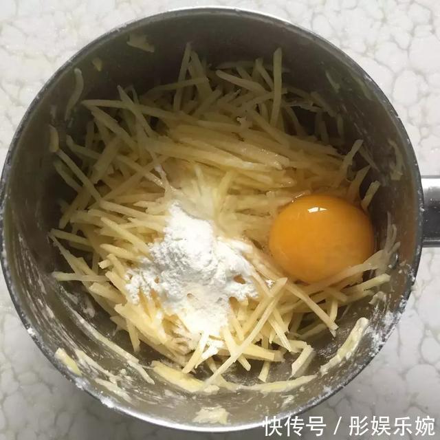 教你用土豆做金黄酥脆小饼，一口一个，又香又好吃！孩子吃不腻！