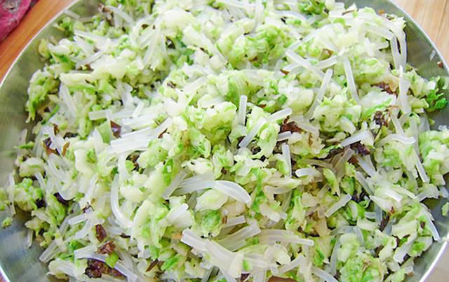  发面|春天一定要吃此做法的馅饼，不用发面，薄皮大馅，比饭店买的还香