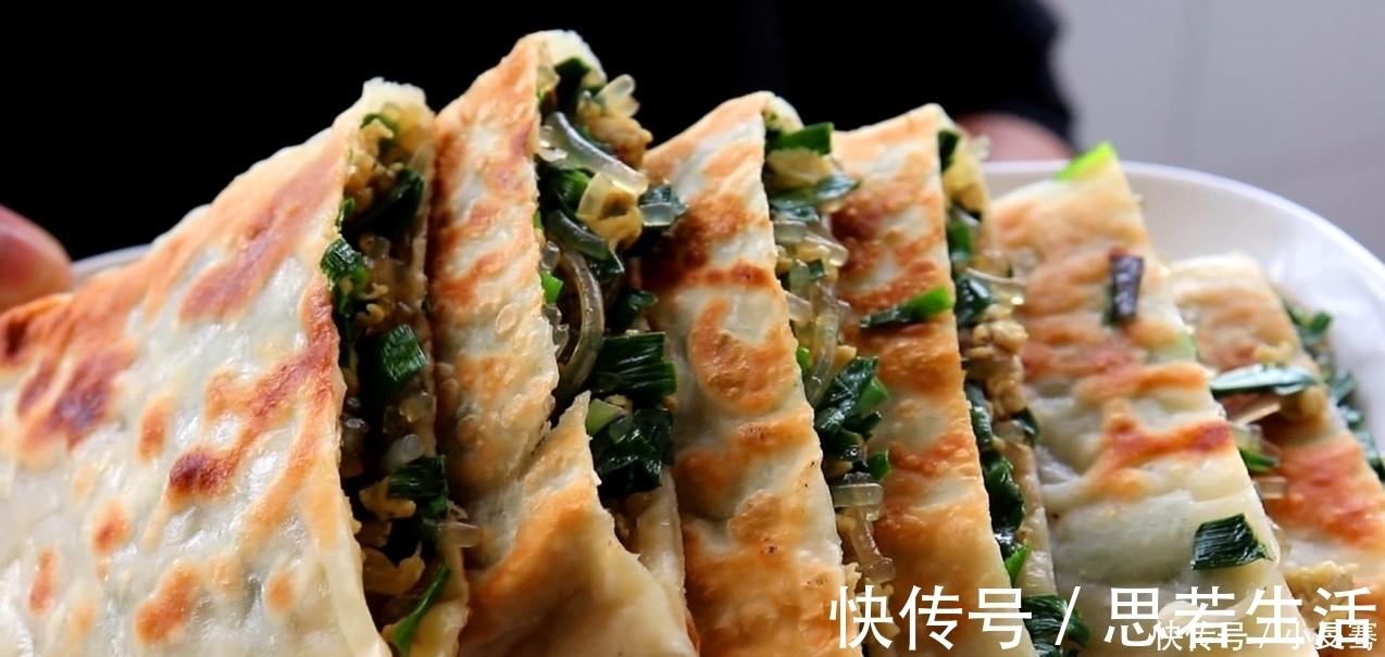 韭菜盒子最好吃的做法，开水一烫，做出来薄皮大馅，太香了